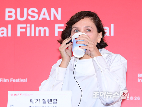 배우 겸 영화감독 매기 질렌할이 7일 부산 해운대구 영화의전당에서 열린 제31회 부산국제영화제 '플레시 임팩트' 기자회견을 갖고 있다. [사진=정소희 기자]