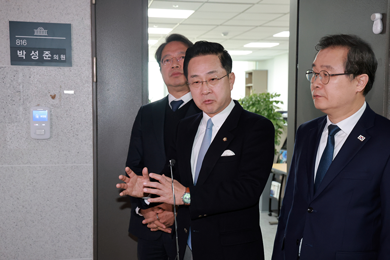 더불어민주당 '이재명 대통령 사건 공소취소와 국정조사 추진을 위한 의원 모임' 상임대표인 박성준 의원(왼쪽 두번째), 공동대표 김승원 의원(왼쪽), 간사 이건태 의원이 국회의원회관 박 의원 사무실에서 운영위원회를 마친 뒤 논의 내용을 브리핑하고 있다. 2026.2.20 [사진=연합뉴스]
