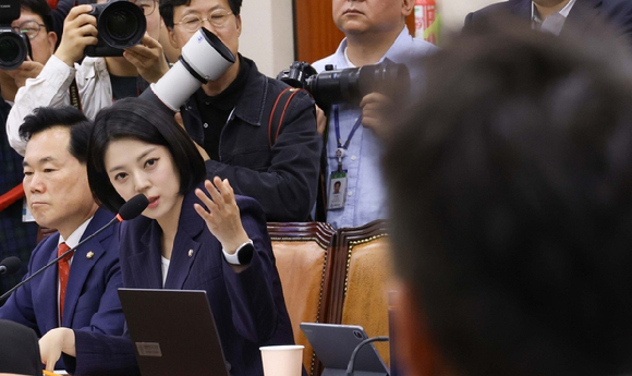 최휘영 문화체육관광부 장관이 7일 국회 문화체육관광위원회에서 열린 문화체육관광부에 대한 국정감사에서 의원 질의에 답하고 있다. [사진=연합뉴스]