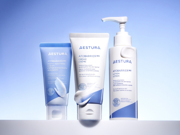 외국인 여성이 에스트라 제품과 라네즈 립슬리핑마스크를 바르는 모습. [사진=챗GPT]