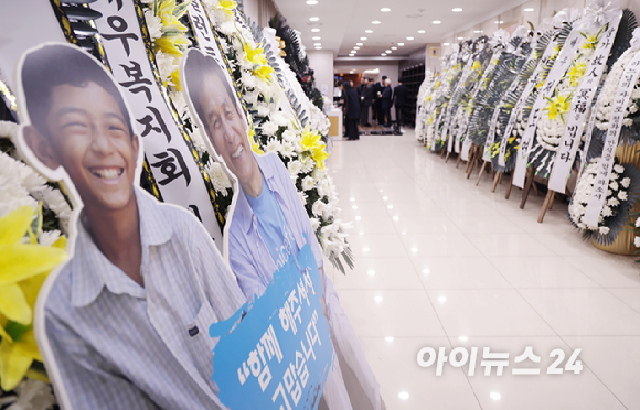 5일 별세한 '국민 배우' 고(故) 안성기의 빈소가 서울성모병원 장례식장에 마련됐다. 향년 74세. [사진=사진공동취재단]