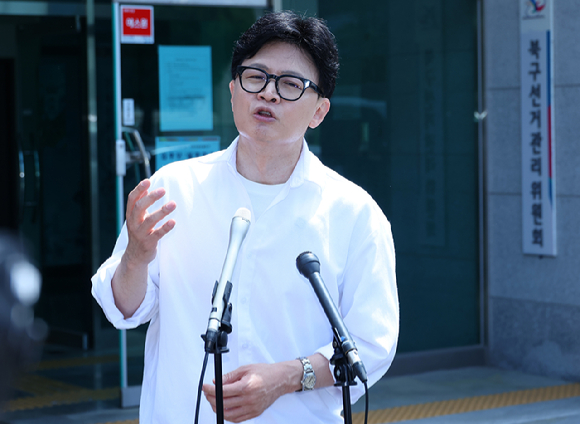 무소속 한동훈 부산 북갑 국회의원 보궐선거 예비후보가 4일 오후 부산 구포동 북구선거관리위원회에 예비후보 등록을 한 뒤 기자들 질문에 답하고 있다. 2026.5.4 [사진=연합뉴스]