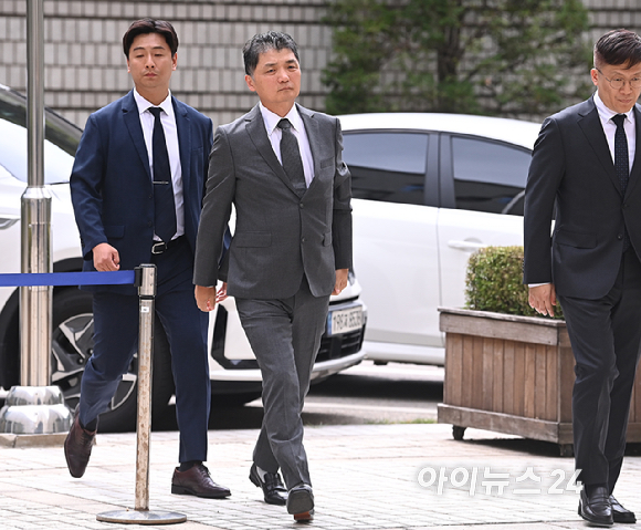 SM엔터테인먼트 시세조종 혐의로 1심에서 무죄를 선고받은 김범수 카카오 미래이니셔티브센터장이 24일 오후 서울고등법원에서 열린 항소심 1차 공판에 출석하고 있다. [사진=곽영래 기자]