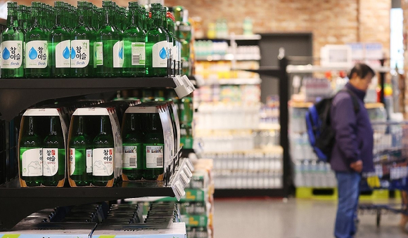 대형마트에 진열된 소주. [사진=연합뉴스]