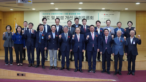 임상섭 산림청장이 2일 국회 의원회관에서 열린 정희용 국회의원 주최 '국산재 및 산림바이오매스 이용 활성화를 위한 제도 및 법령 개선 국회토론회'에 참석했다. 임 청장은 이 자리에서 기후위기 대응과 탄소중립 실천을 위한 목재산업 발전 필요성을 강조했다. [사진=산림청]