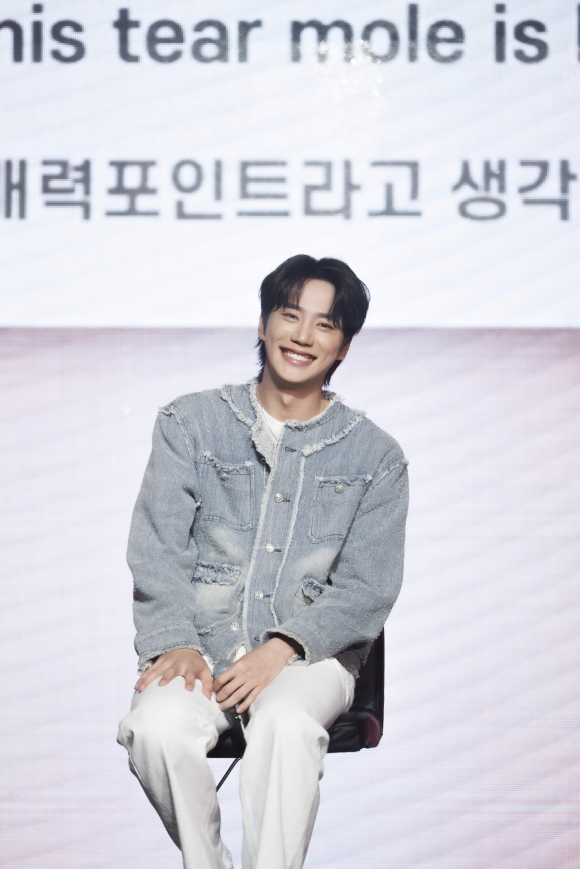 배우 이준영이 말레이시아 쿠알라룸푸르 지오스페이스(JIOSPACE)에서 열린 단독 팬미팅 '신 바이 준영(Scene by JUNYOUNG)'으로 팬들을 만나고 있다. [사진=빌리언스]