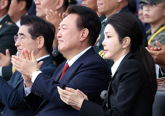 윤석열 대통령과 부인 김건희 여사가 지난 1일 성남 서울공항에서 열린 건군 제76주년 국군의날 기념식에서 박수치고 있다. 2024.10.01. [사진=연합뉴스]