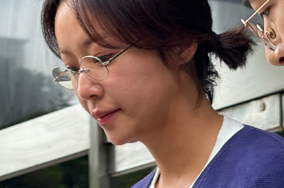 특정경제범죄 가중 처벌 등에 관한 법률 위반(횡령) 혐의로 기소된 배우 황정음이 25일 집행유예를 선고받고 제주지방법원을 나오고 있다. [사진=연합뉴스]