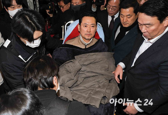 통일교&middot;공천헌금 '쌍특검'을 요구하며 8일째 단식을 진행 중인 장동혁 국민의힘 대표가 22일 서울 여의도 국회에서 단식을 중단하고 병원으로 이송되고 있다. [사진=곽영래 기자]