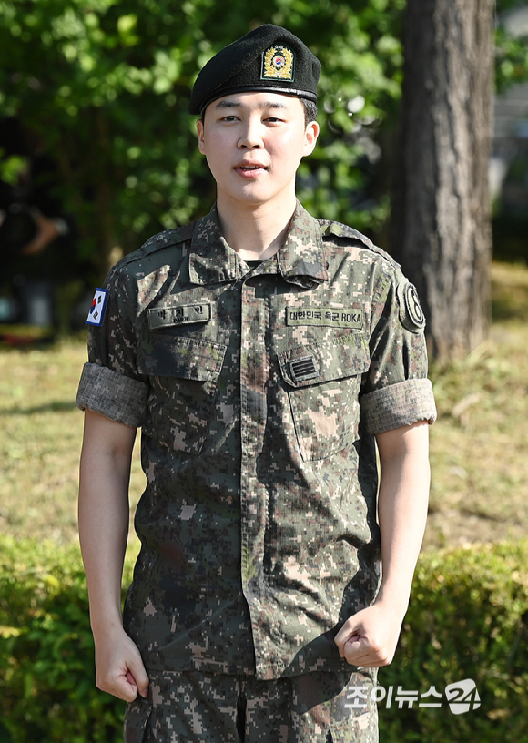 그룹 방탄소년단(BTS) 지민, 정국이 육군 현역으로 군 복무를 마치고 만기 전역했다.11일 오전 경기 연천군 연천공설운동장에서 진행된 전역 행사에서 지민이 포즈를 취하고 있다. [사진=곽영래 기자]