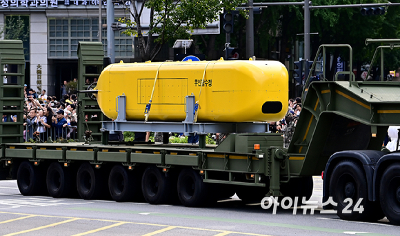 건군 76주년 국군의 날 기념행사가 1일 오후 서울 중구 광화문 거리 일대에서 진행되는 가운데 무인 첨단 무기들이 시가행진을 벌이고 있다. [사진=곽영래 기자]