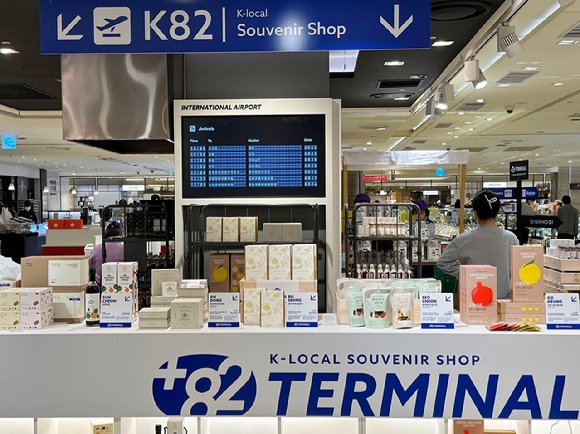 롯데백화점이 지난해 본점 지하 1층에서 공항 컨셉으로 진행한 한국관광기념품 팝업 전경. [사진=롯데백화점]