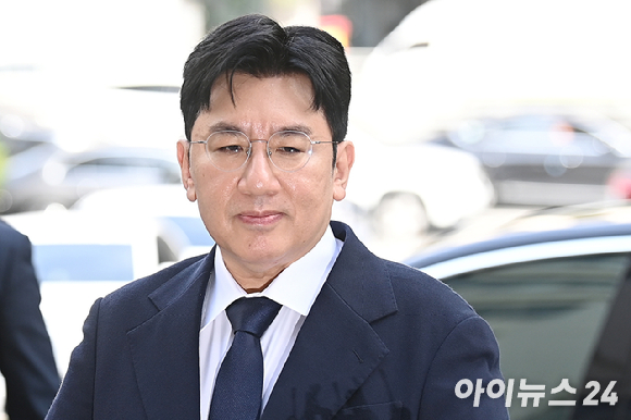 자본시장법상 부정거래행위 금지 위반 혐의를 받는 하이브(HYBE) 방시혁 의장이 지난해 9월 15일 오전 서울경찰청 금융범죄수사대에 출석하고 있다. [사진=곽영래 기자]