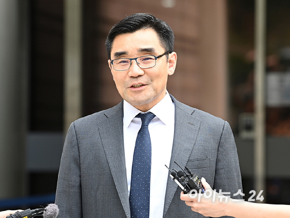 내란중요임무종사, 직권남용권리행사방해 혐의로 재판에 넘겨진 박성재 전 법무부 장관이 징역 25년을 선고받고 증거 인멸의 우려가 있다며 법정구속을 받은 가운데 장우성 내란특검팀 특검보가 22일 오후 서울 서초구 중앙지방법원에서 박성재 전 법무부 장관 1심 선고 내용에 대한 입장을 밝히고 있다. [사진=곽영래 기자]