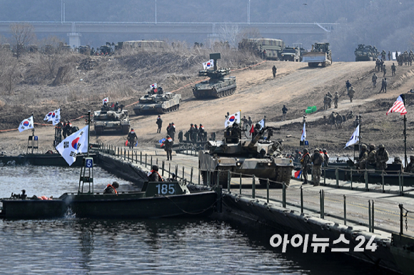 20일 경기 연천군 임진강 일대 석은소 훈련장에서 열린 한미 연합 제병협동 도하훈련에서 한국형 자주도하장비 수룡이 투입되고 있다. 2025년 전반기 한미 연합연습의 일환으로 실시된 이번 훈련에는 국군 5·7공병여단과 미2사단, 한미연합사단 등 총 600여 명의 장병이 참가했다. [사진=사진공동취재단]