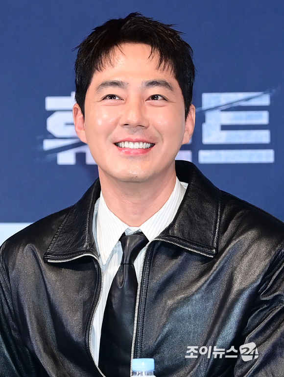 배우 조인성이 4일 오후 서울 CGV 용산아이파크몰에서 열린 영화 '휴민트'(감독 류승완) 언론시사회에 참석하고 있다. [사진=정소희 기자]