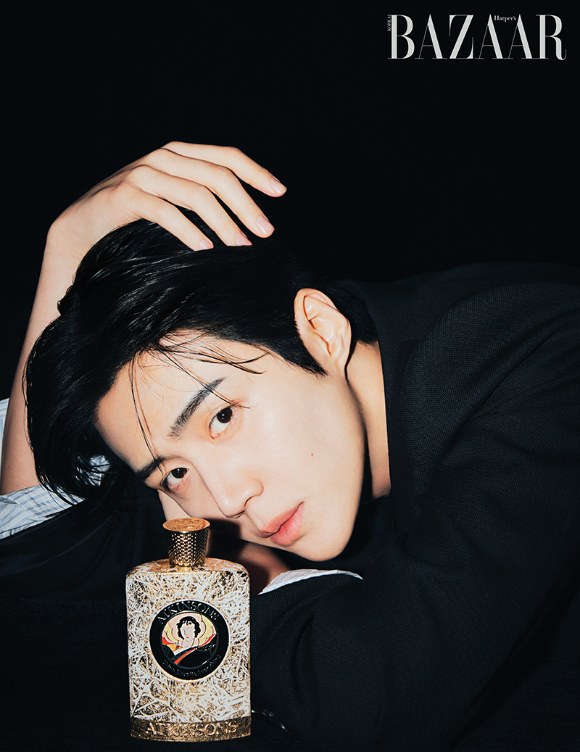 배우 김선호가 화보 촬영에서 포즈를 취하고 있다. [사진=하퍼스 바자]