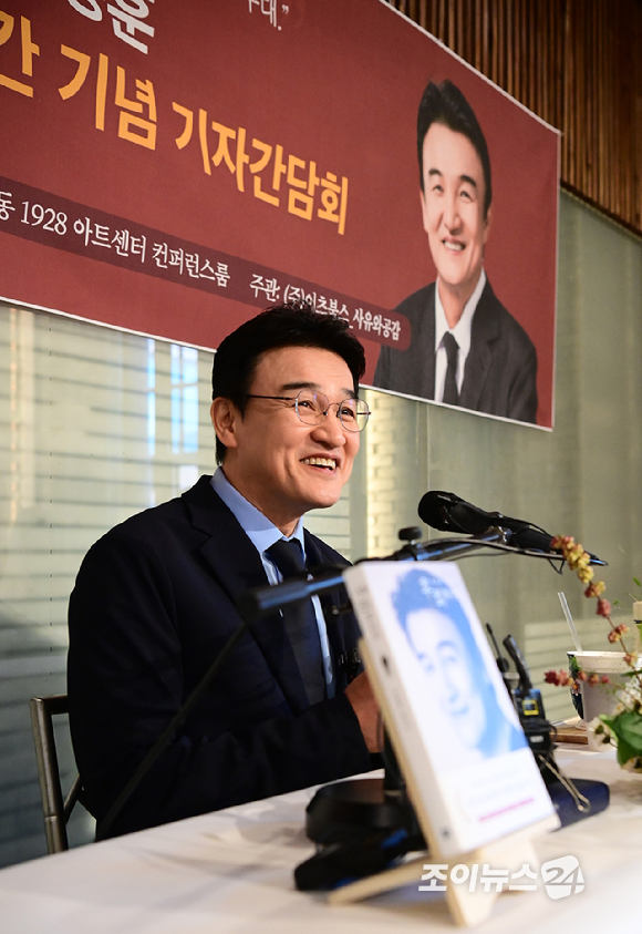 배우 박중훈이 4일 오후 서울 정동1928아트센터에서 열린 박중훈 '후회하지마' 출간 기념 기자간담회에 참석하고 있다. [사진=정소희 기자]