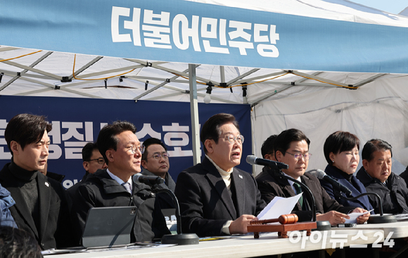 이재명 더불어민주당 대표가 19일 서울 종로구 경복궁역 부근 광화문 민주당 천막농성장에서 열린 현장 최고위원회의에서 모두 발언하고 있다. [사진=국회사진취재단]