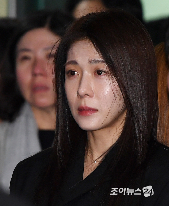 27일 오전 서울 송파구 서울아산병원 장례식장에서 엄수된 故 이순재의 발인식에서 연예계 동료들이 고인의 마지막 길을 배웅하고 있다. [사진=곽영래 기자]