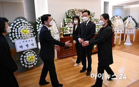 권은희 국민의당 원내대표를 비롯한 의원들이 20일 서울 종로구 서울대병원 장례식장에 마련된 안철수 제20대대통령직인수위원장 부친의 빈소를 찾아 조문을 하고 있다. [사진=인수위사진기자단]