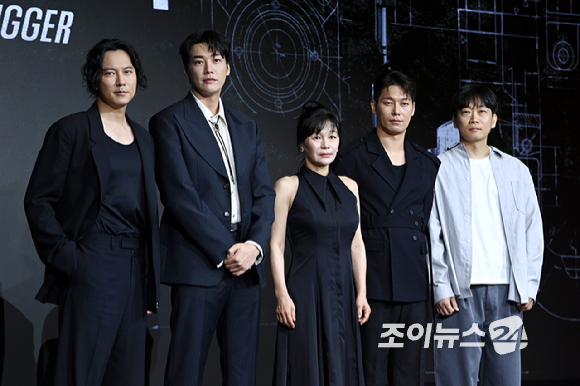 배우 김남길, 김영광, 길해연, 박훈, 권오승 감독이 22일 오전 서울 마포구 호텔 나루 서울 엠갤러리에서 열린 냇플릭스 시리즈 '트리거' 제작발표회에 참석해 포즈를 취하고 있다. [사진=문수지 기자]