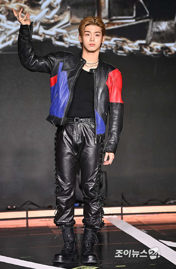 그룹 82메이저(82MAJOR) 김도균이 30일 오후 서울 강남구 일지아트홀에서 열린 미니 4집 '트로피' 컴백 쇼케이스에서 포토타임을 갖고 있다. [사진=곽영래 기자]