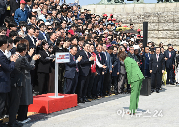 나경원 국민의힘 의원이 11일 서울 여의도 국회 본청 앞 계단에서 대선 출마 선언에 앞서 지지자들에게 인사를 하고 있다. [사진=곽영래 기자]