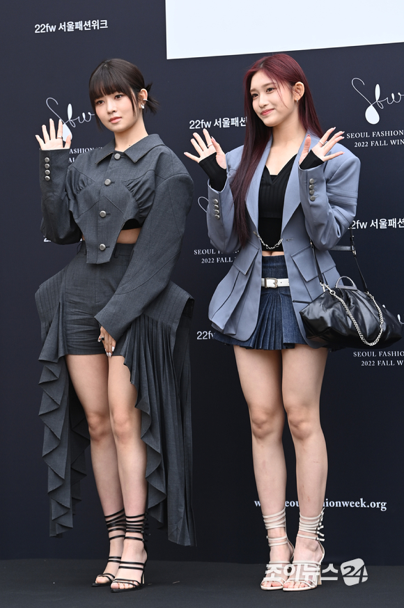 아이브 레이와 이서가 18일 서울 종로구 안국동 서울공예박물관에서 열린 '2022 F/W 서울패션위크' 본봄(BONBOM) 포토콜 행사에 참석하고 있다. [사진=정소희 기자]