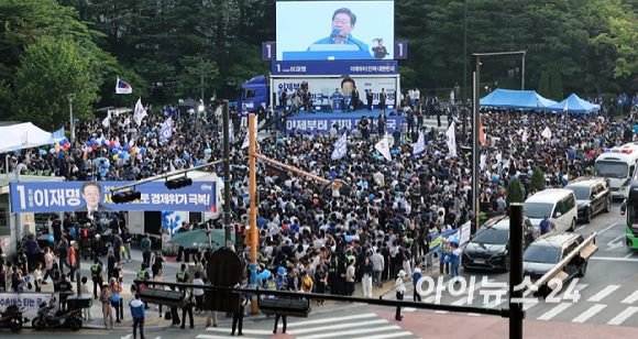 이재명 더불어민주당 후보의 유세가 열리는 28일 오후 서울 성동구 왕십리역 광장 유세장에 지지자들이 운집해 있다. [사진=곽영래 기자]