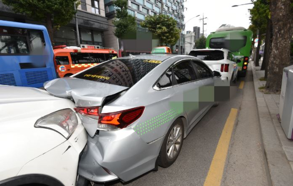 16일 오전 9시쯤 서울시 동대문구 한국외대 정문 인근 도로에서 4중 추돌사고가 발생해 8명이 다쳤다. 사진은 사고 현장. [사진=동대문소방서 제공]