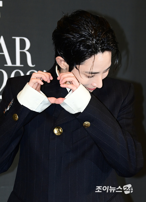 배우 이수혁이 18일 부산 해운대구 중동 파라다이스호텔에서 열린 '2025 마리끌레르 아시아스타어워즈' 포토콜 행사에 참석하고 있다. [사진=정소희 기자]