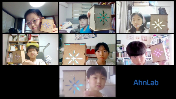 지난 10~12일 온라인으로 개최된 코딩캠프에서 참가자들이 직접 만든 AI LED 무드등을 공유하고 있다. [사진=안랩]