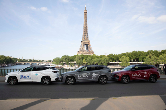 지난달 20~21일(현지시간) 프랑스 파리에서 개최된 제170차 국제박람회기구(BIE) 총회 기간에 2030부산세계박람회 로고를 래핑한 현대차 투싼 차량이 파리 거리를 순회하며 부산을 알리는 모습. [사진=현대자동차그룹]