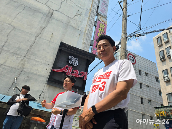 오세훈 국민의힘 서울시장 후보가 2일 서울 양천구 신월동 유세에 앞서 기자들과 만나고 있다. [사진=김한빈 기자]