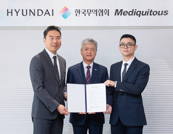 18일 서울 강남구 트레이드타워에서 진행된 'K-프리미엄 소비재 글로벌 대형유통망 진출사업' 추진을 위한 업무협약(MOU) 체결식에서 정지영 현대백화점 사장(왼쪽)과 이인호 한국무역협회 부회장(가운데), 이두진 메디쿼터스 대표가 기념사진을 찍고 있다. [사진=현대백화점]