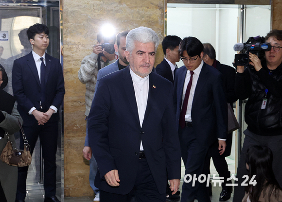 사이드 쿠제치 주한 이란 대사가 25일 오전 서울 여의도 국회에서 김석기 외교통일위원장 및 여야 간사들과 면담을 위해 이동하고 있다. [사진=정소희 기자]