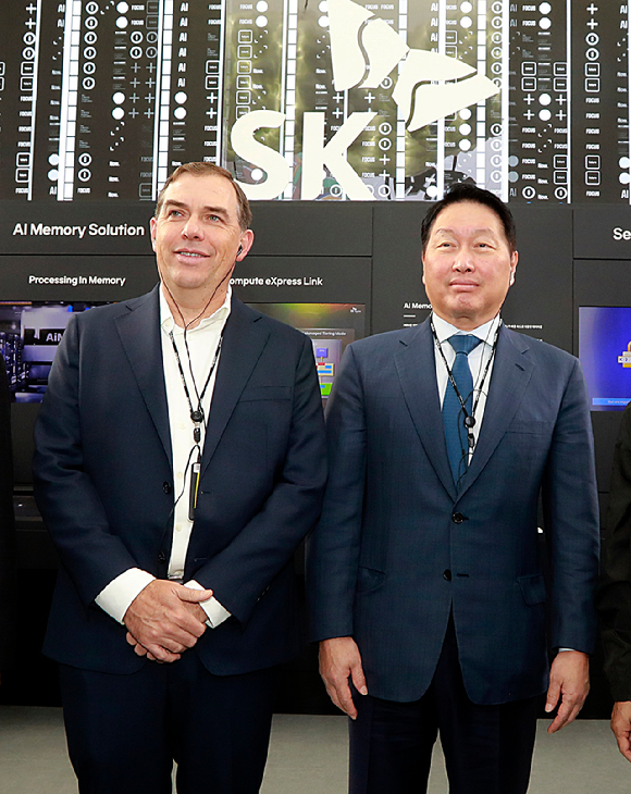 최태원 SK그룹 회장이 28일 경북 경주시 경주엑스포대공원 문무홀에서 열린 &lsquo;퓨처테크포럼 AI&rsquo;에서 &lsquo;AI 생태계 구축&rsquo;을 주제로 환영사를 하고 있다. [사진=SK그룹]