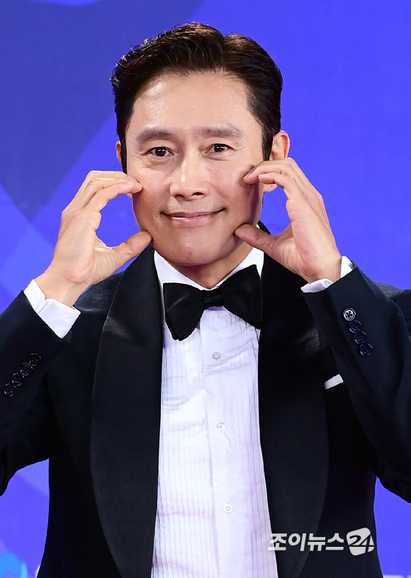배우 이병헌이 18일 오후 인천광역시 파라다이스 시티에서 열린 제4회 청룡시리즈어워즈 레드카펫 행사에 참석하고 있다. [사진=정소희 기자]