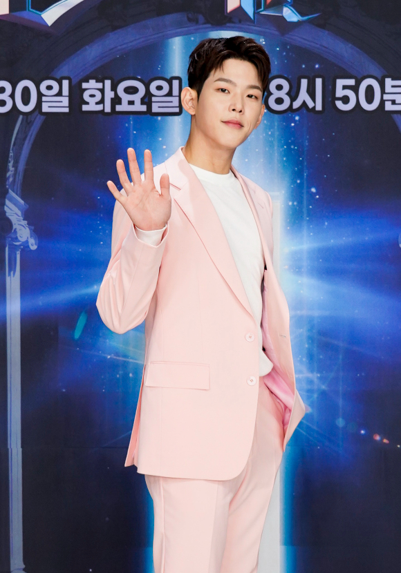 가수 폴킴이 30일 온라인으로 진행된 JTBC 새 음악 예능프로그램 '두 번째 세계' 제작발표회에 참석해 포즈를 취하고 있다. [사진=JTBC]