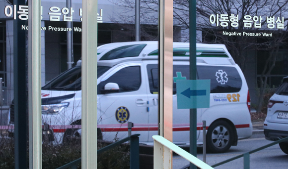서울의 한 병원 앞으로 구급차가 지나가는 모습. [사진=뉴시스]