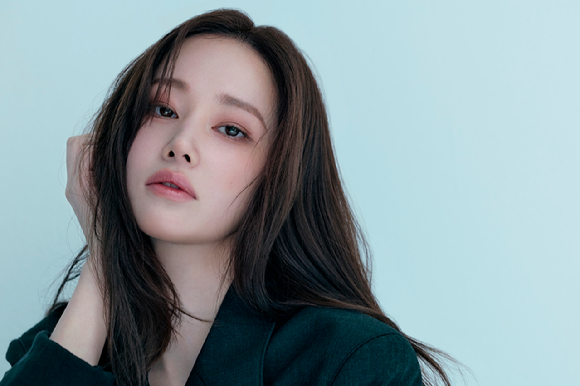 배우 전종서가 영화 '프로젝트 Y' 인터뷰에 앞서 포즈를 취하고 있다. [사진=앤드마크]