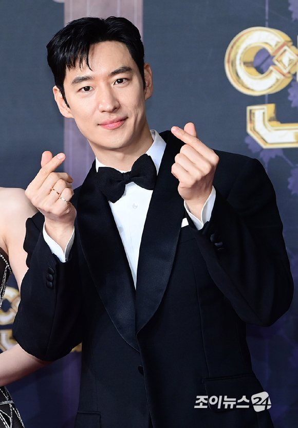 '모범택시3' 배우 이제훈이 31일 오후 서울 마포구 상암동 SBS 프리즘타워에서 열린&nbsp;2025 SBS 연기대상&nbsp;레드카펫 행사에 참석하고 있다. [사진=정소희 기자]