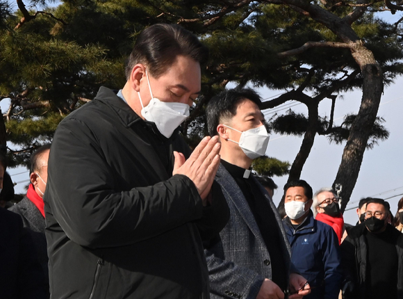 윤석열 국민의힘 대선후보가 22일 충남 당진 솔뫼성지를 방문해 참배하고 있다. [사진=뉴시스]