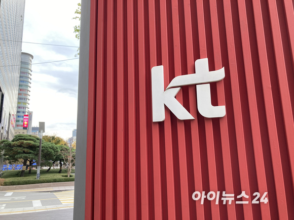KT는 배달 중개 플랫폼 업체 푸드테크와 소상공인 대상 신규 서비스의 공동 개발 및 활성화를 위한 업무협약(MOU)을 24일 서울 종로구 KT 광화문 이스트빌딩에서 체결했다.