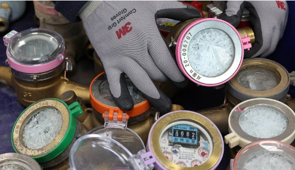 서울시가 계속되는 한파에 대응해 6일 오후 6시까지 발령한 수도계량기 '동파 경계' 단계를 오는 8일까지 연장했다. 사진은 서울 종로구 중부수도사업소 효자가압장 직원이 동파된 수도 계량기들을 정리하고 있는 모습. [사진=연합뉴스]