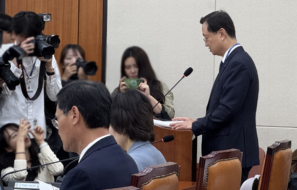 이찬진 금융감독원장이 19일 국회 정무위원회 국정감사에서 업무현황을 보고하고 있다. [사진=임우섭 기자]