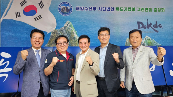 독도지킴이 활동을 위한 업무협약식에서 이비티에스 협동조합과 그린연합중앙회가 기념촬영을 하고 있다. [사진=이비티에스 협동조합]