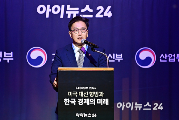 매년 하반기에 주요 이슈를 진단하고 대응 방안을 논의하는 '아이포럼 2024'가 '미국 대선 향방과 한국 경제의 미래' 라는 주제로 23일 서울 중구 롯데호텔 크리스탈볼룸에서 열렸다.김범석 기획재정부 제1차관이 축사를 하고 있다. [사진=곽영래 기자]