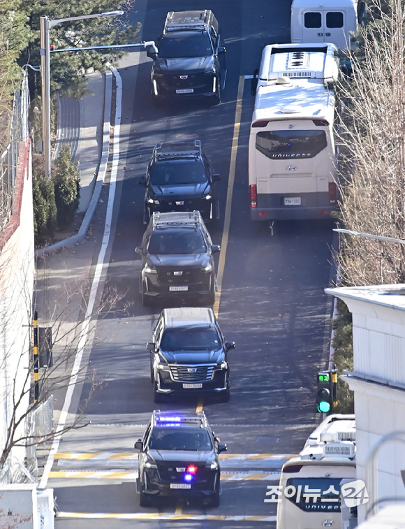 윤석열 대통령이 탑승한 것으로 추정되는 차량이 15일 서울 한남동 대통령 관저를 나서고 있다. [사진=곽영래 기자]